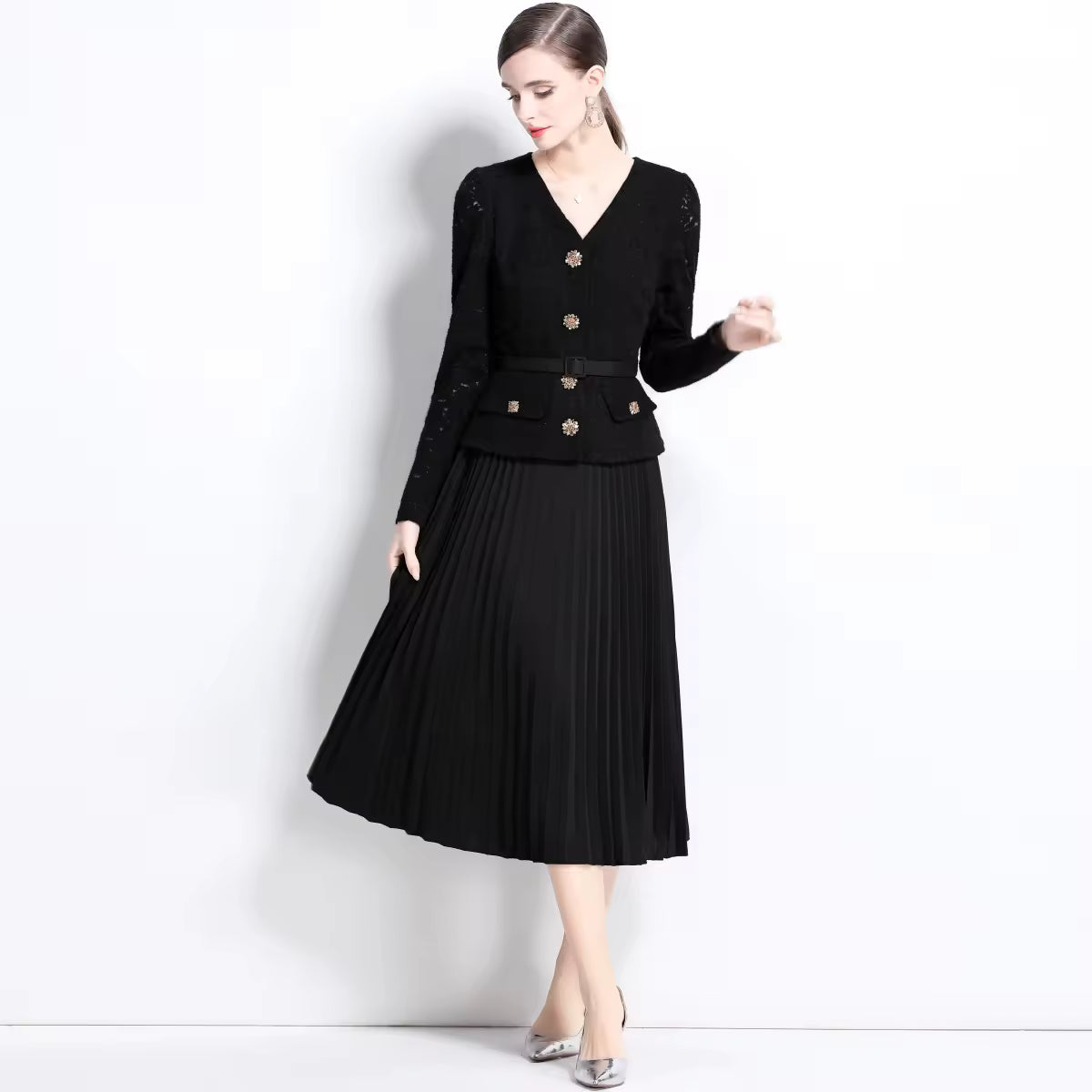 Fitted lace pleated skirt