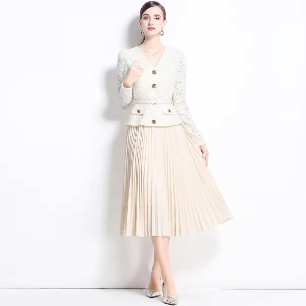 Fitted lace pleated skirt